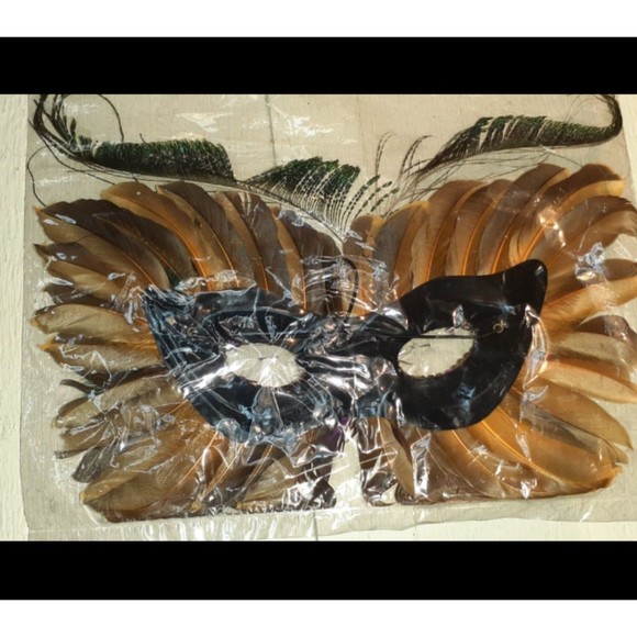2 count Beautiful feather Mardi Gras masks - Picture 11 of 11